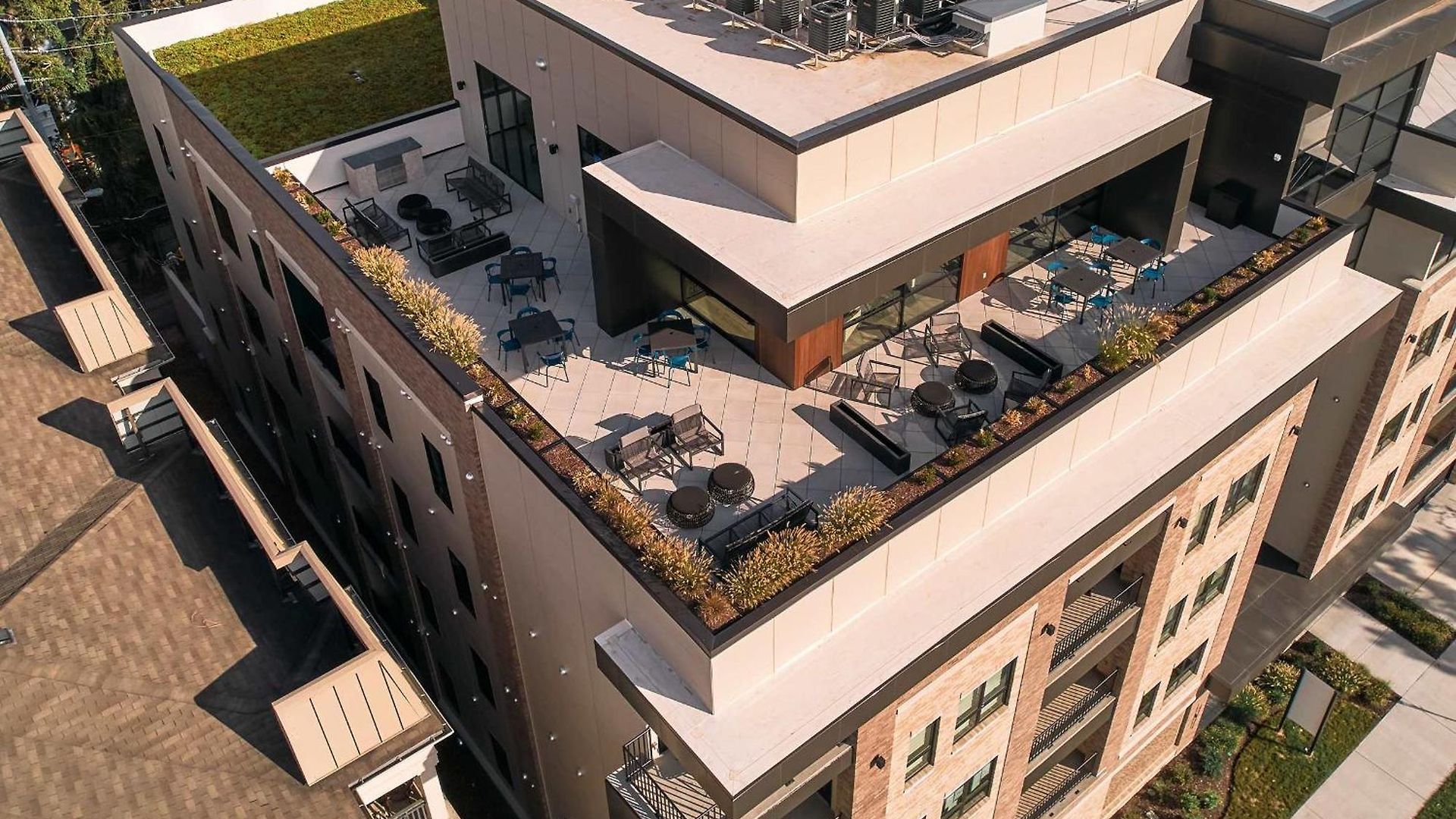 Modern Music Row With King & Queen Bedrooms + Private Balcony Pool & Fitness Center Walk To Rca B & Local Dining Under 2 Miles To Broadway Garage Parking Elevator Access 24 Hr Hospitality