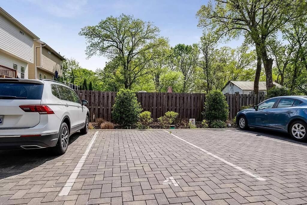Holiday home 10 Min Drive Downtown, Roof Deck, Pet Friendly *