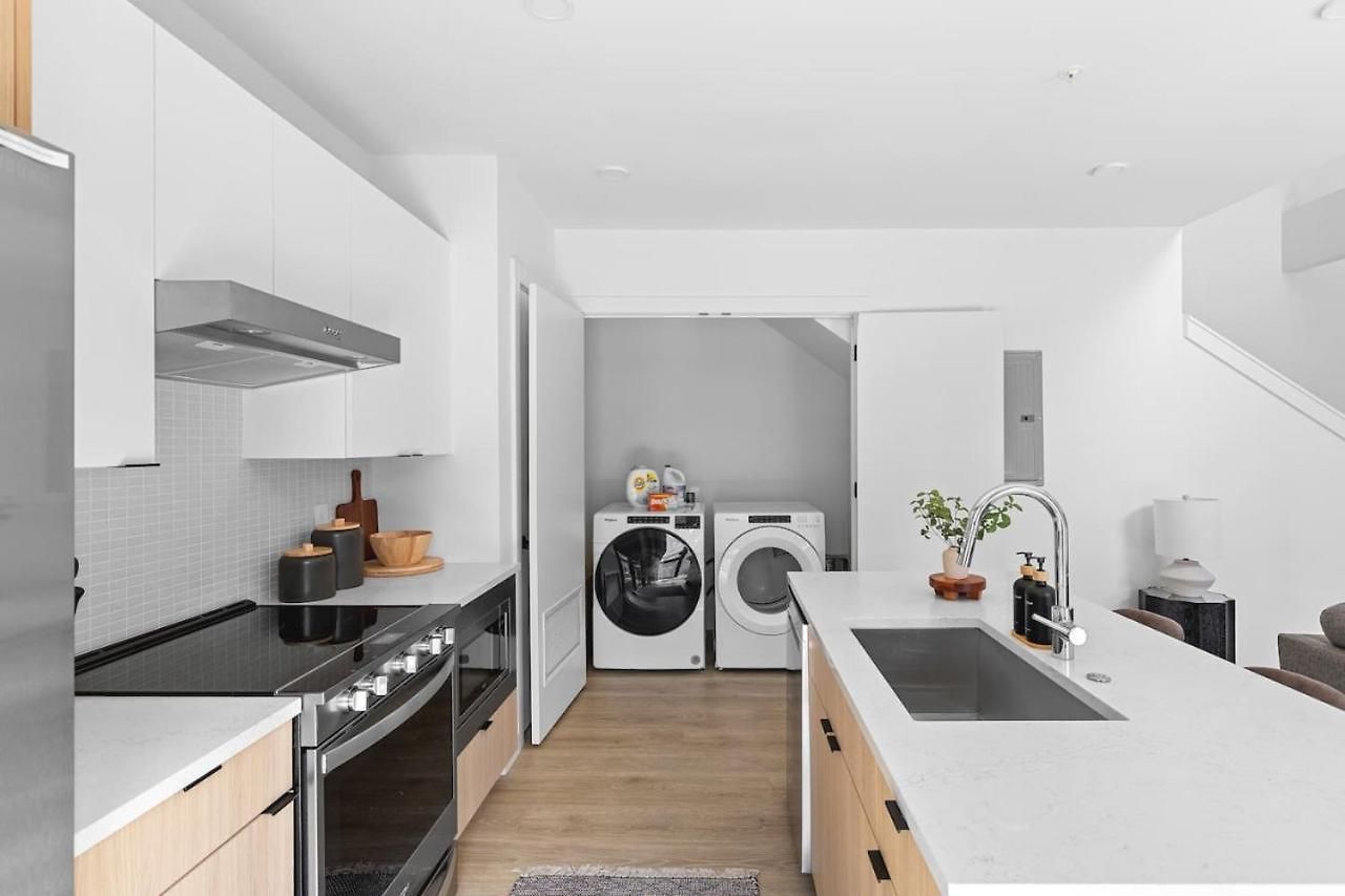 Luxury Penthouse With 2 Floors Pool Patio Gym Walk To Broadway Apartment