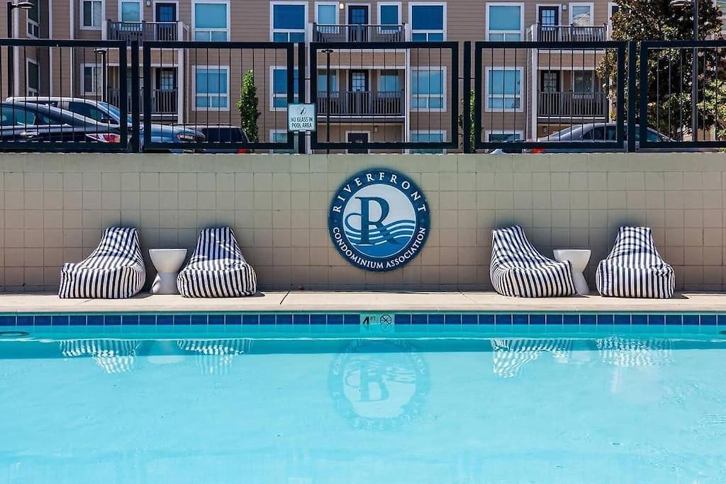 Riverfront Near Downtown Apartment *