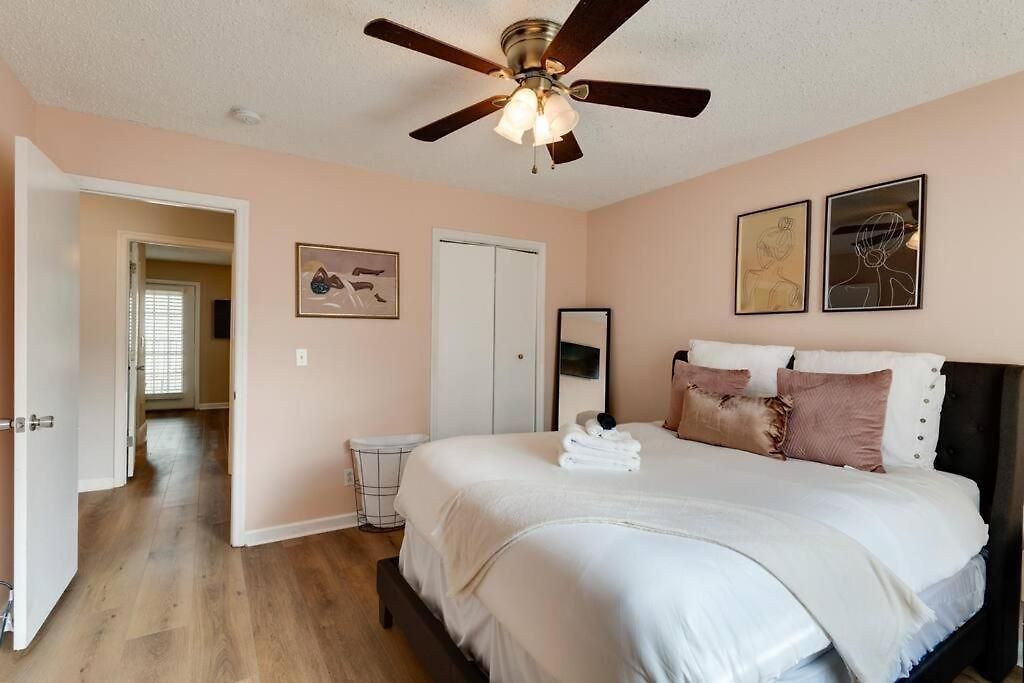 Prime Location With Balcony Near Broadway And Golf Apartment *