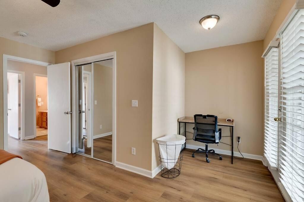Prime Location With Balcony Near Broadway And Golf Apartment