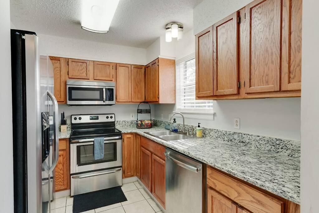 Prime Location With Balcony Near Broadway And Golf Apartment