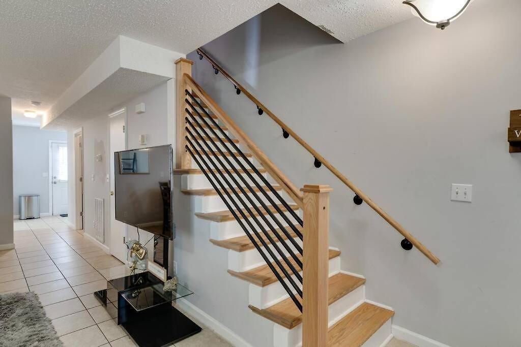 Prime Location With Balcony Near Broadway And Golf Apartment *