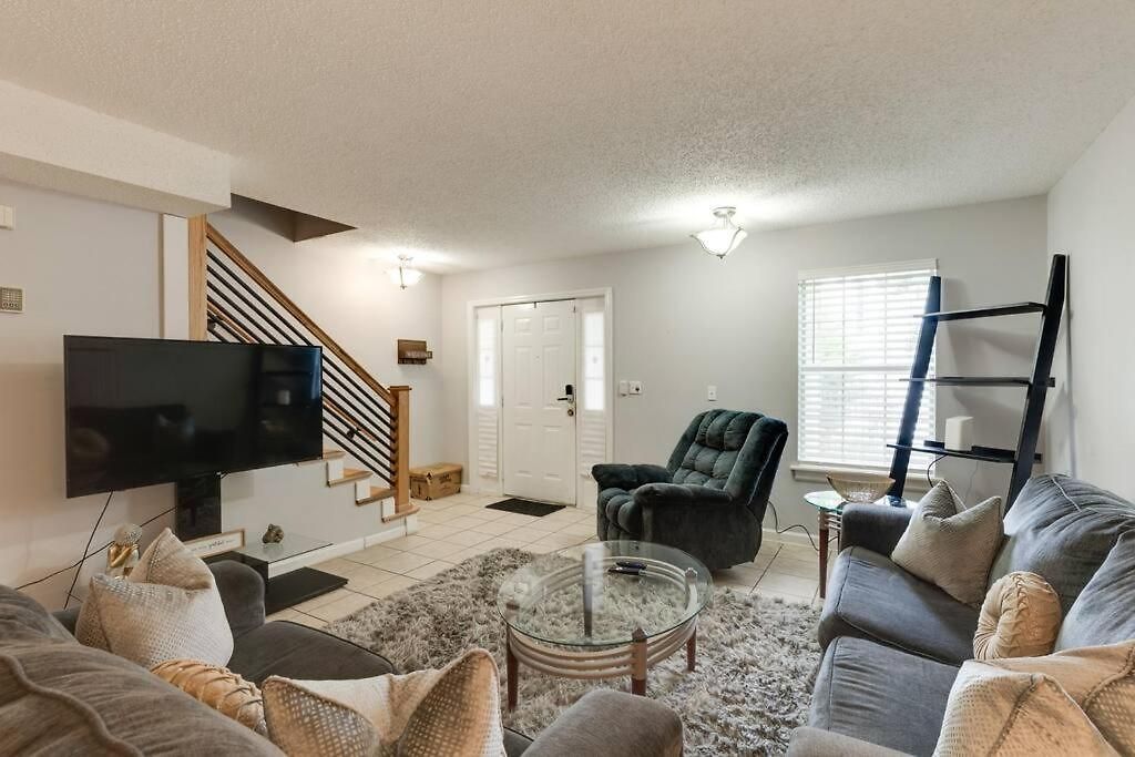 Prime Location With Balcony Near Broadway And Golf *
