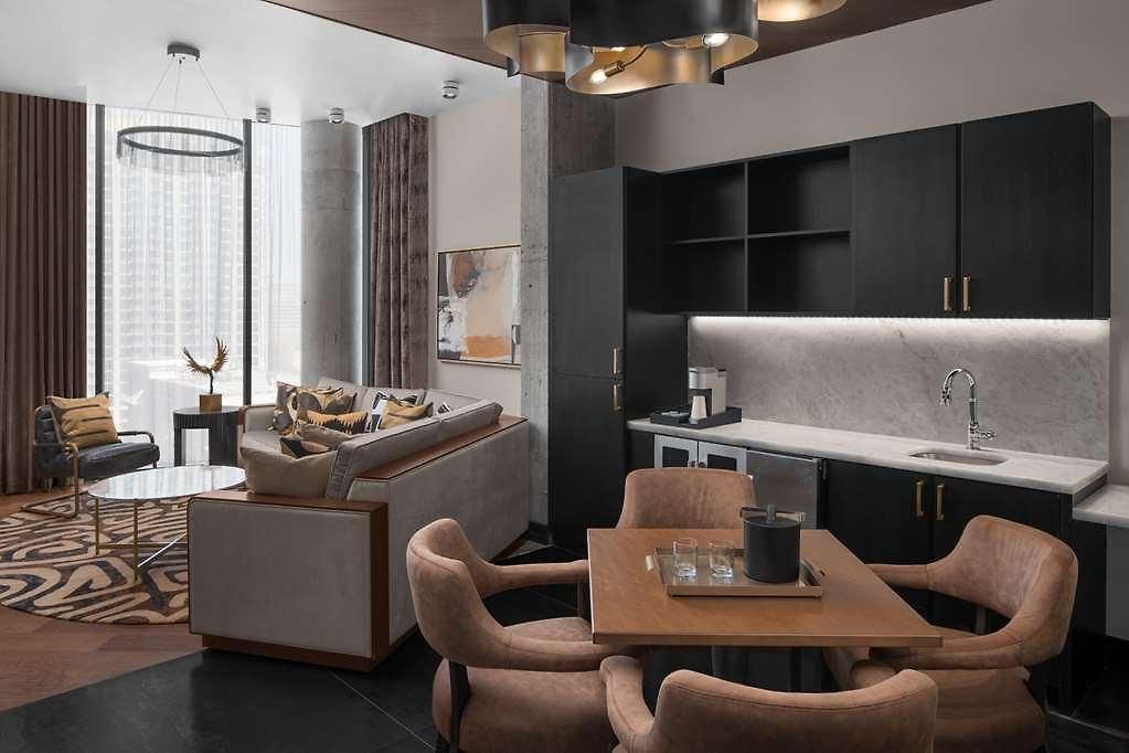 Fraye Curio Collection By Hilton *