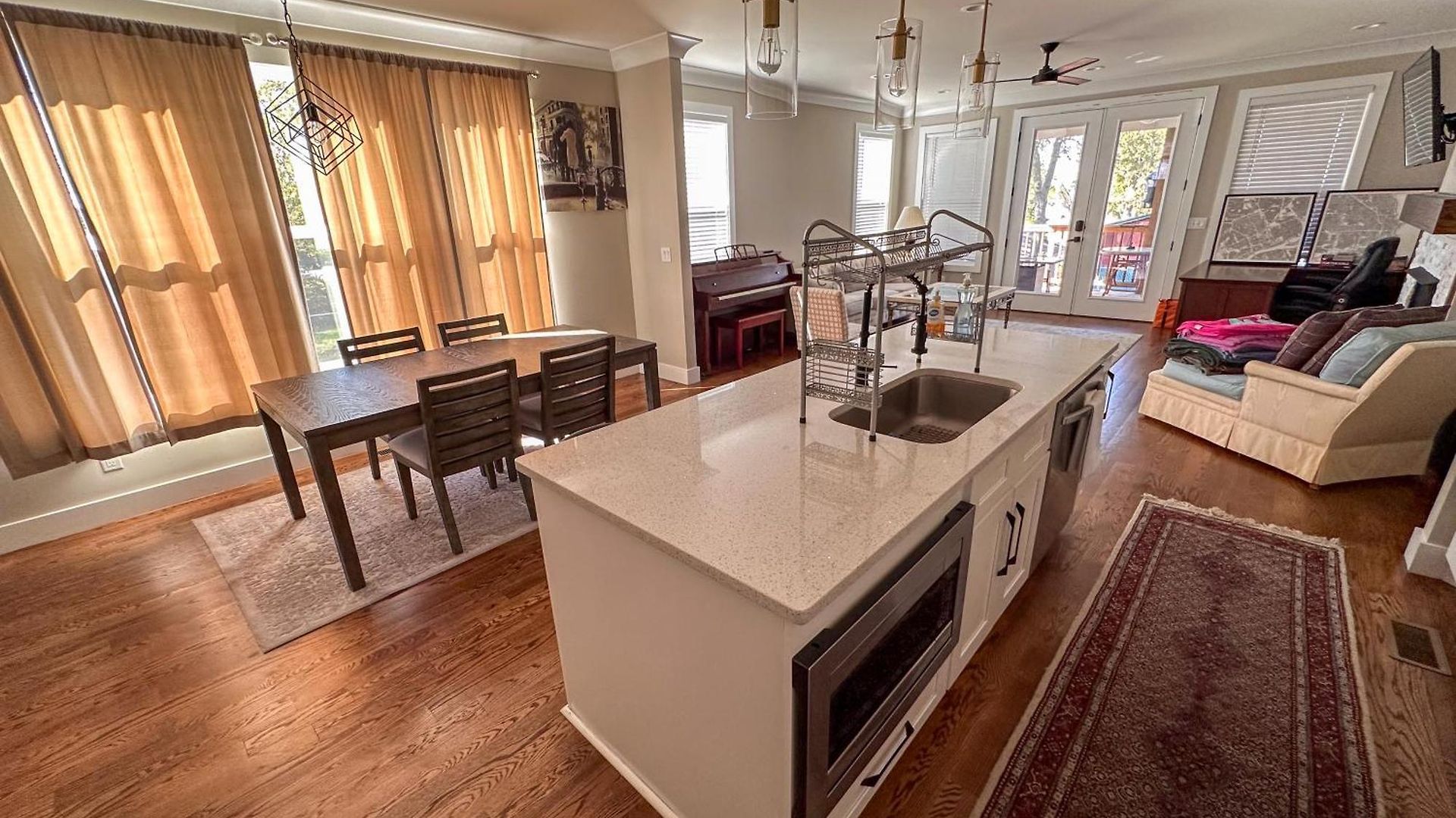 7 Min From Broadway! 3 Bed 2.5 Bath