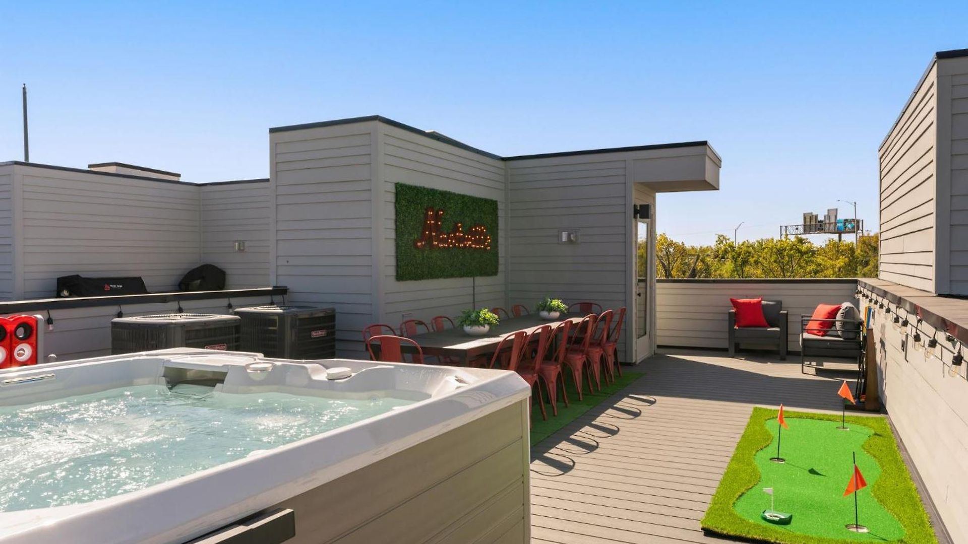 Holiday home The Americana Abode Rooftop Hot Tub Game *