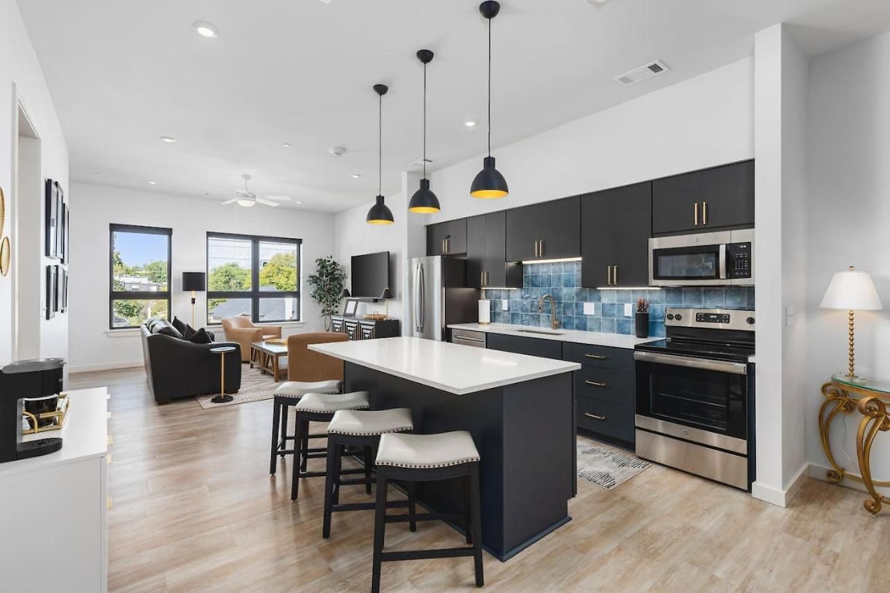 Upscale Music Row Corner Unit With Patio Rooftop With View And Gym *