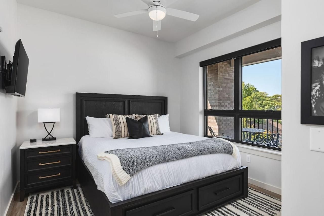 Upscale Music Row Corner Unit With Patio Rooftop With View And Gym Apartment Nashville