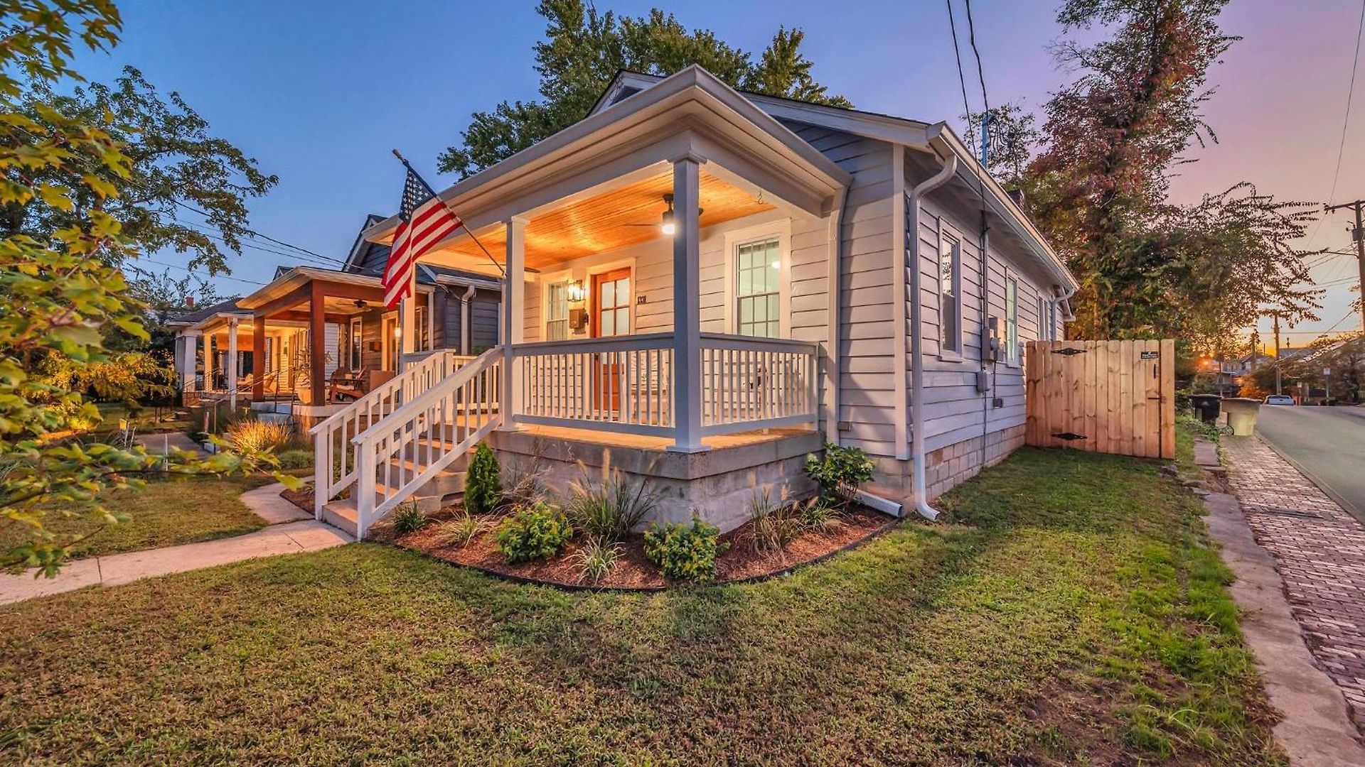 Fully Furnished With Deck Near Center Holiday home Nashville