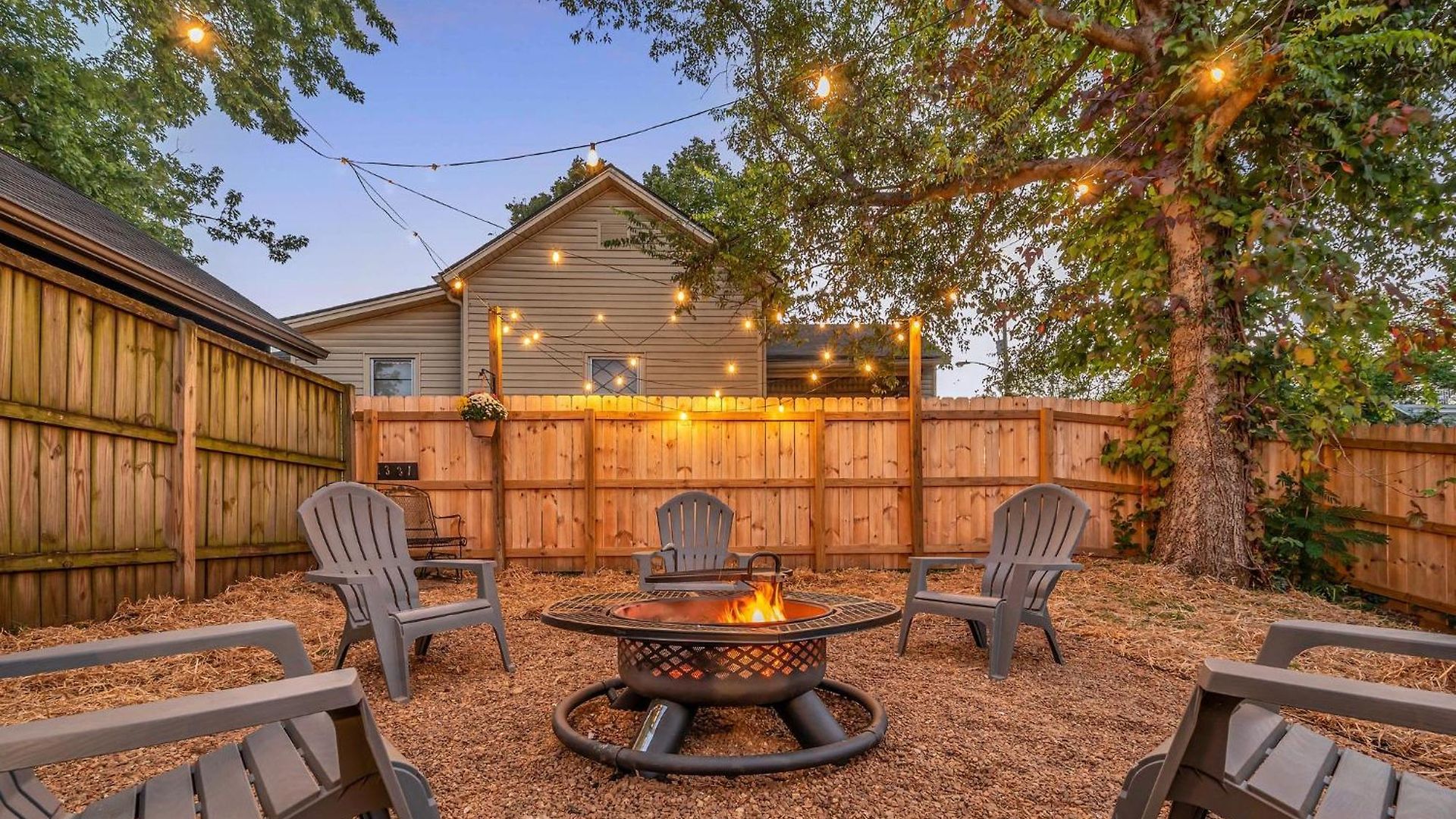 Holiday home Fully Furnished With Deck Near Center *