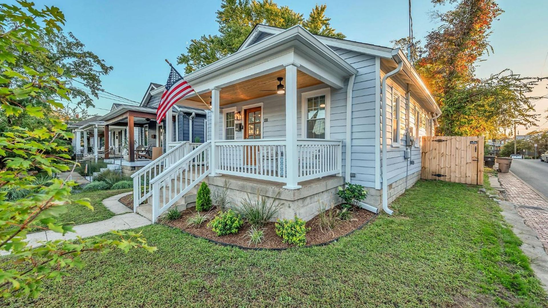 Fully Furnished With Deck Near Center Holiday home *