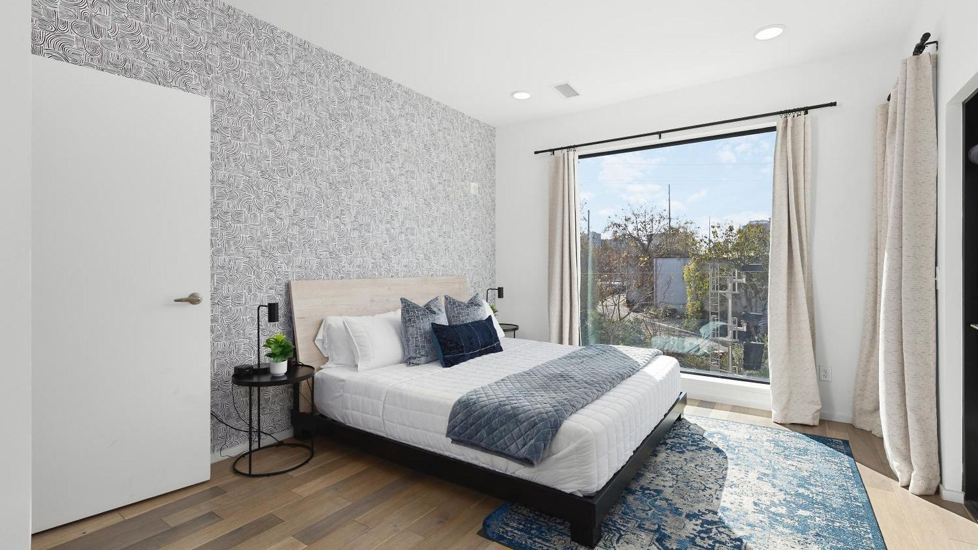 Apartment Luxury On The River 4 Beds 2.5 Bath, Walk To Downtown