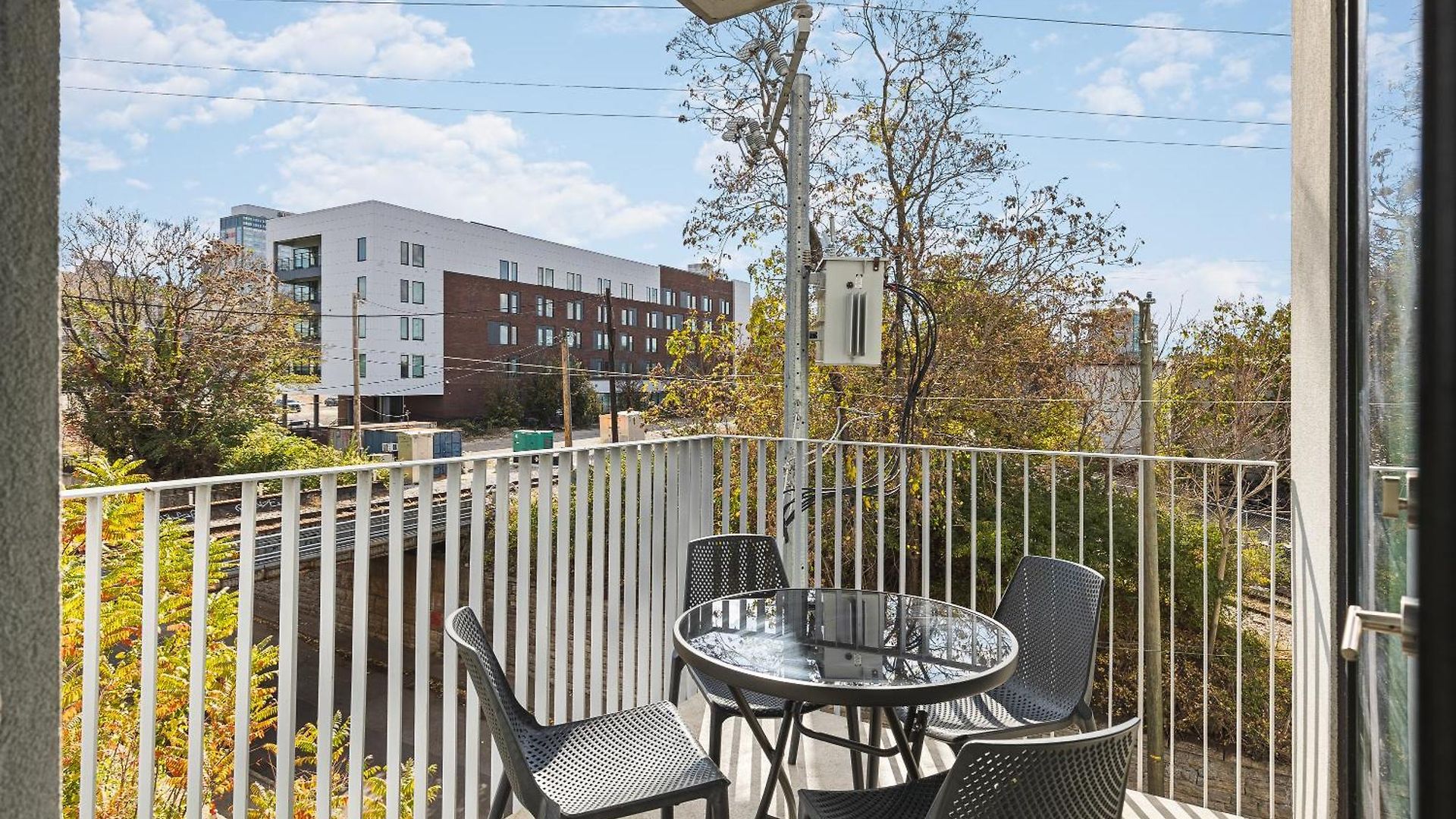 Luxury On The River 4 Beds 2.5 Bath, Walk To Downtown Apartment *
