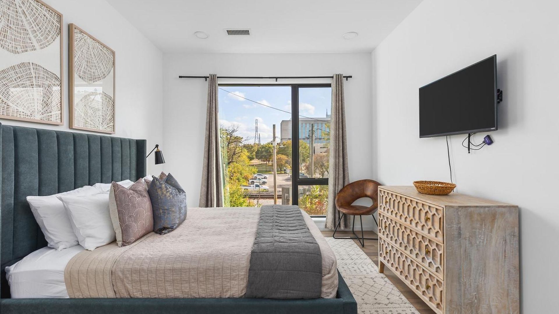 Apartment Luxury On The River 4 Beds 2.5 Bath, Walk To Downtown *