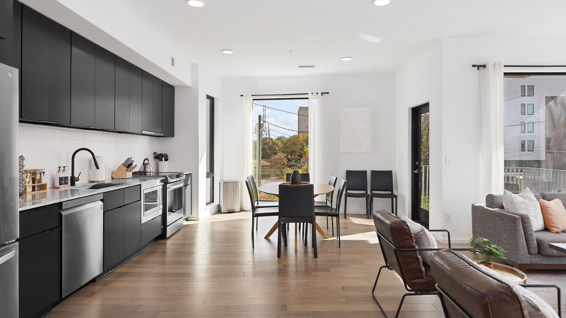 Luxury On The River 4 Beds 2.5 Bath, Walk To Downtown Apartment