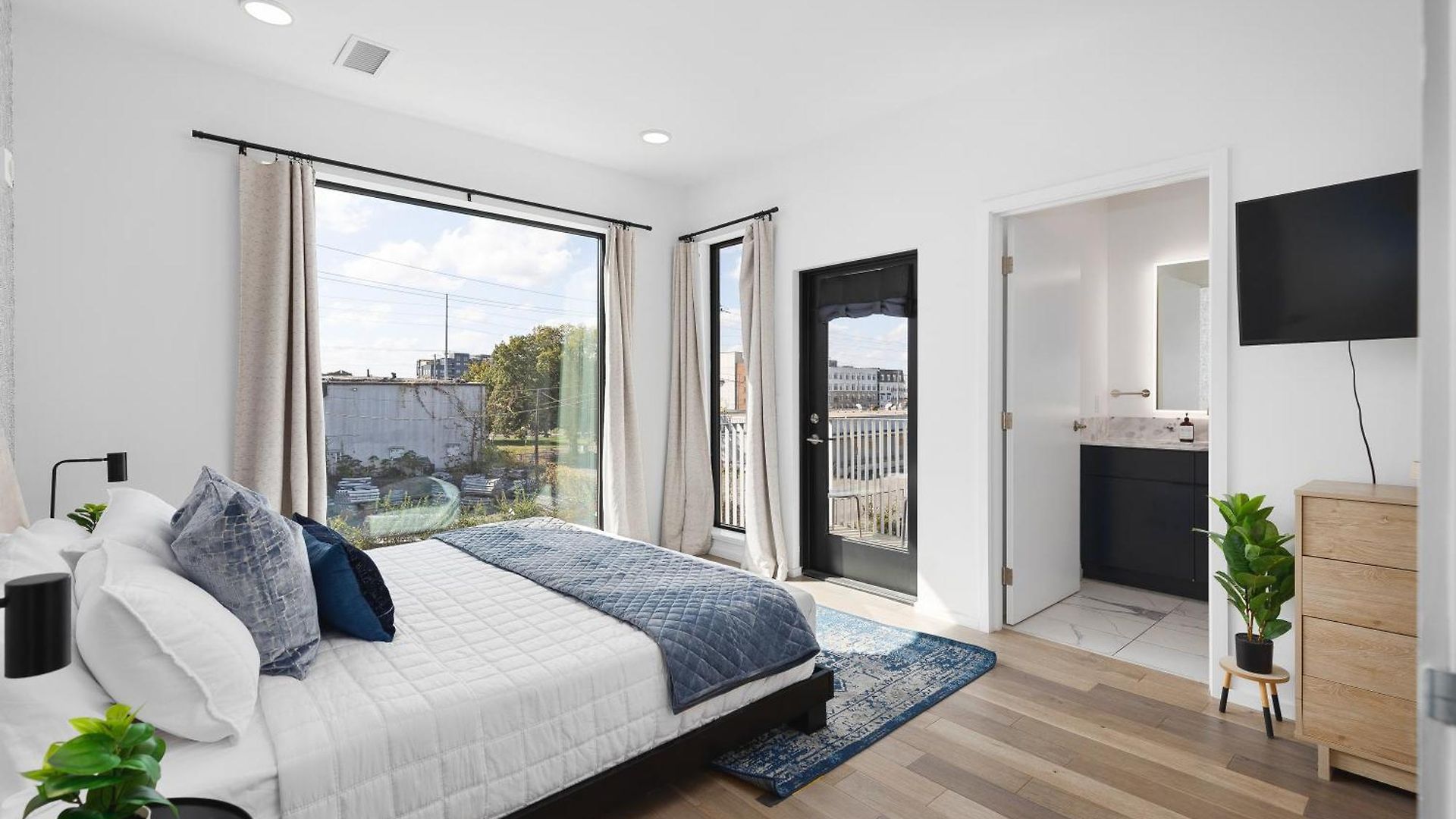 Apartment Luxury On The River 4 Beds 2.5 Bath, Walk To Downtown