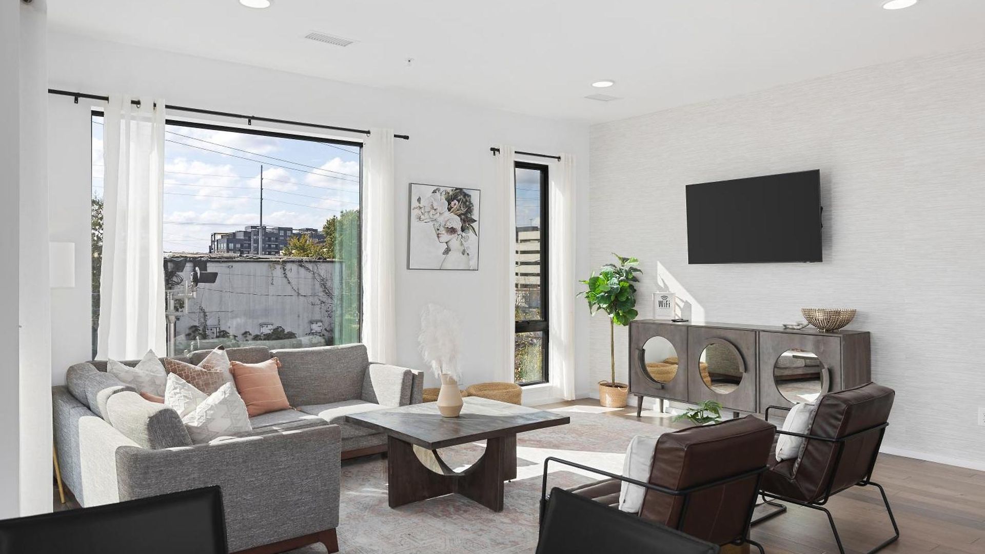 Apartment Luxury On The River 4 Beds 2.5 Bath, Walk To Downtown *