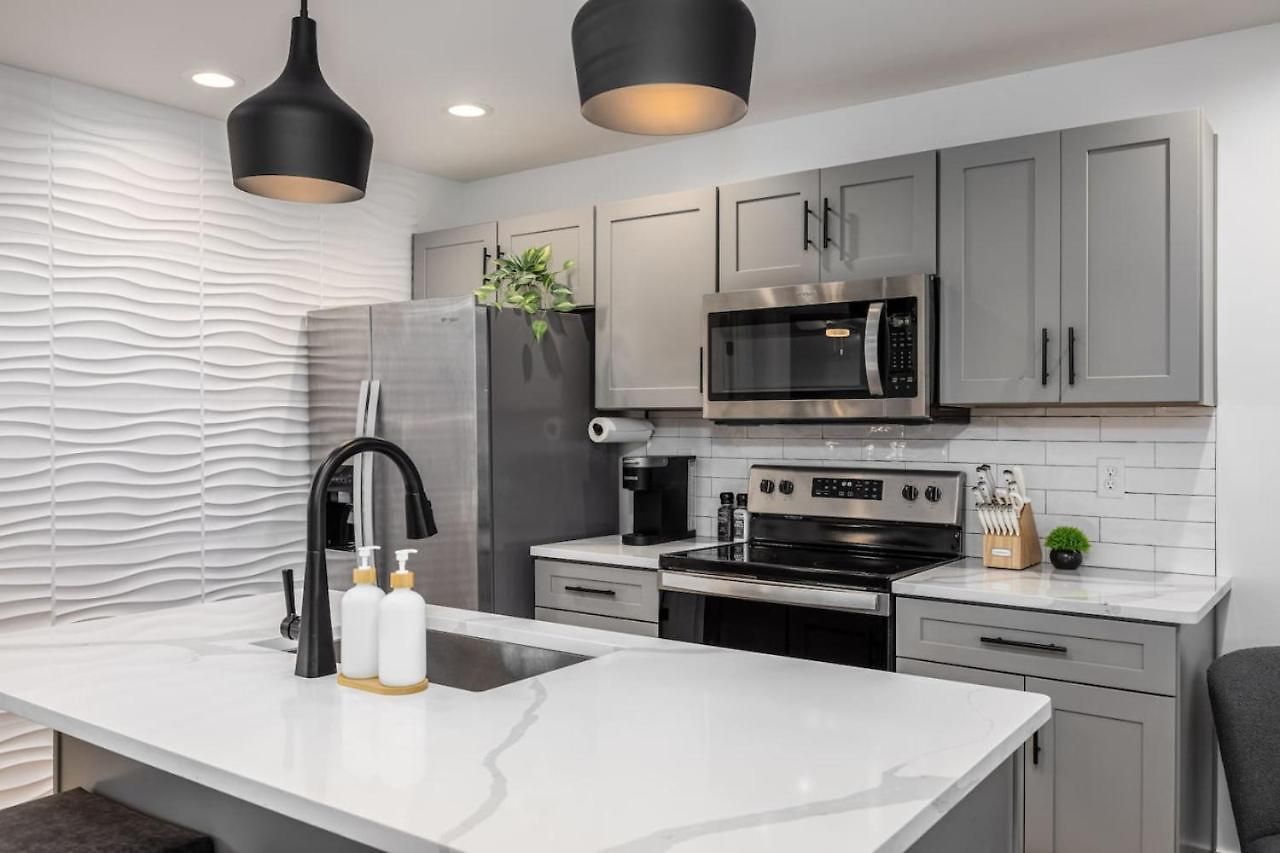 Multi-condo Building With 7 Units 15 Bedrooms 22 Beds And Free Parking Holiday home Nashville