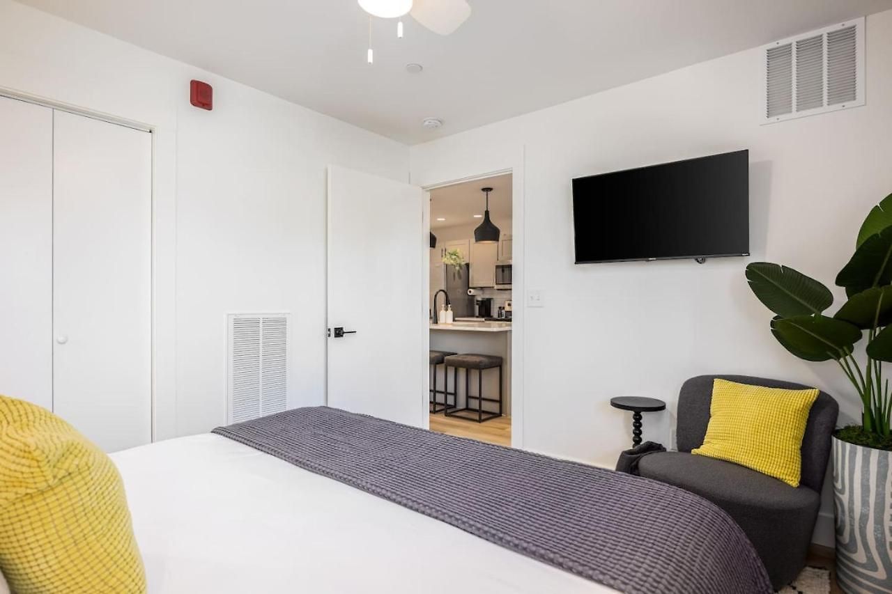 Multi-condo Building With 7 Units 15 Bedrooms 22 Beds And Free Parking