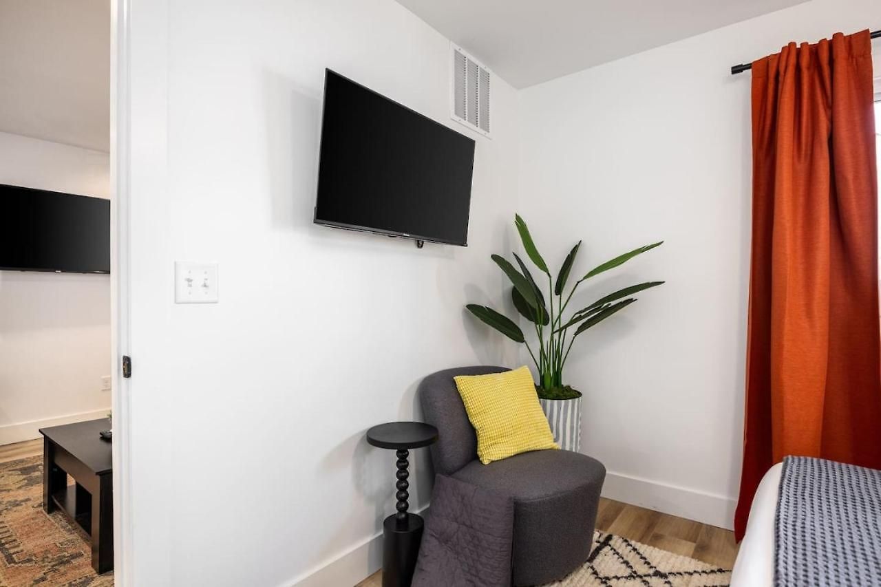 Multi-condo Building With 7 Units 15 Bedrooms 22 Beds And Free Parking