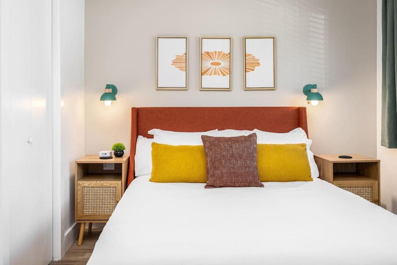 Multi-condo Building With 7 Units 15 Bedrooms 22 Beds And Free Parking *