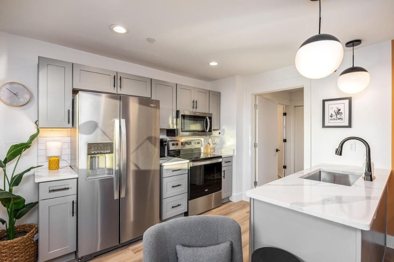 Holiday home Multi-condo Building With 7 Units 15 Bedrooms 22 Beds And Free Parking