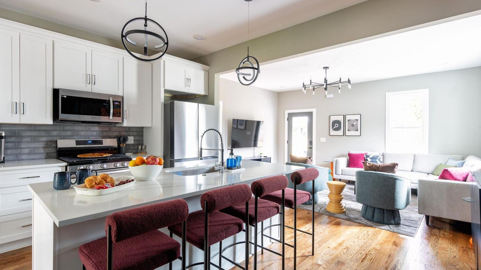 Luxury Home- Huge Yard, Fire Pit, Game And Movie Holiday home