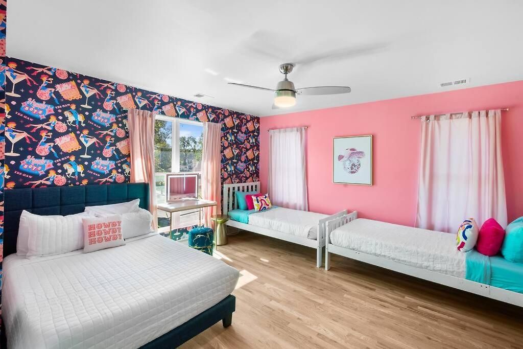 Ultimate Bach 10min To Dt Ig Walls Every Holiday home