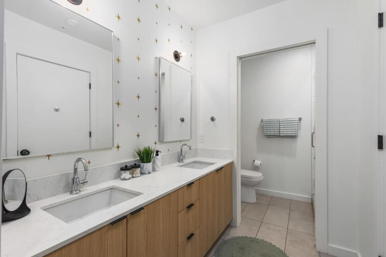 Apartment Luxury In The Gulch With Patio Pool Walk To Broadway