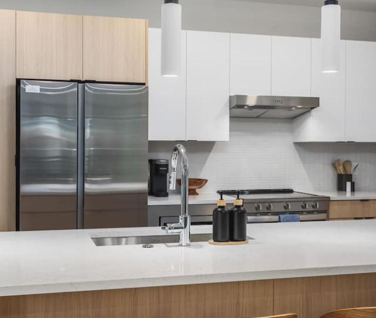 Luxury In The Gulch With Patio Pool Walk To Broadway Apartment
