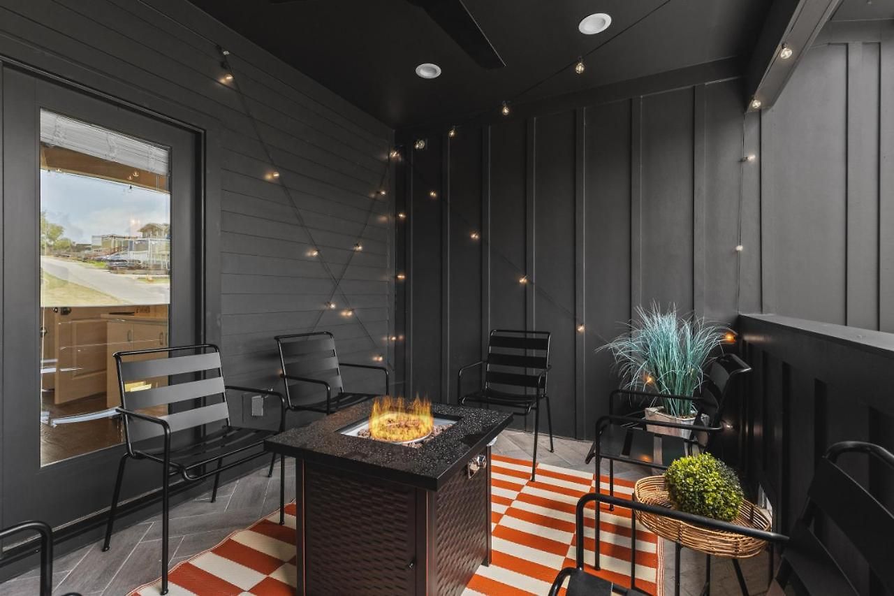 Walk To 12 South And Belmont With Garage Firepit And Patio Holiday home *