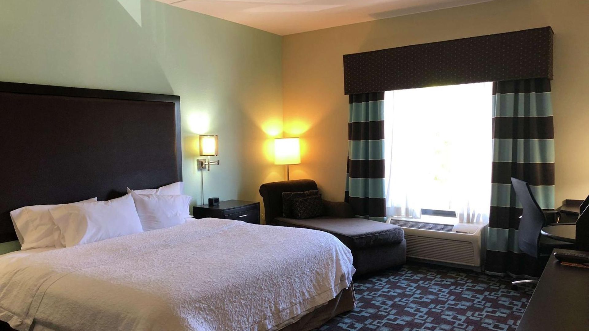 Hotel Hampton & At Opryland 3*