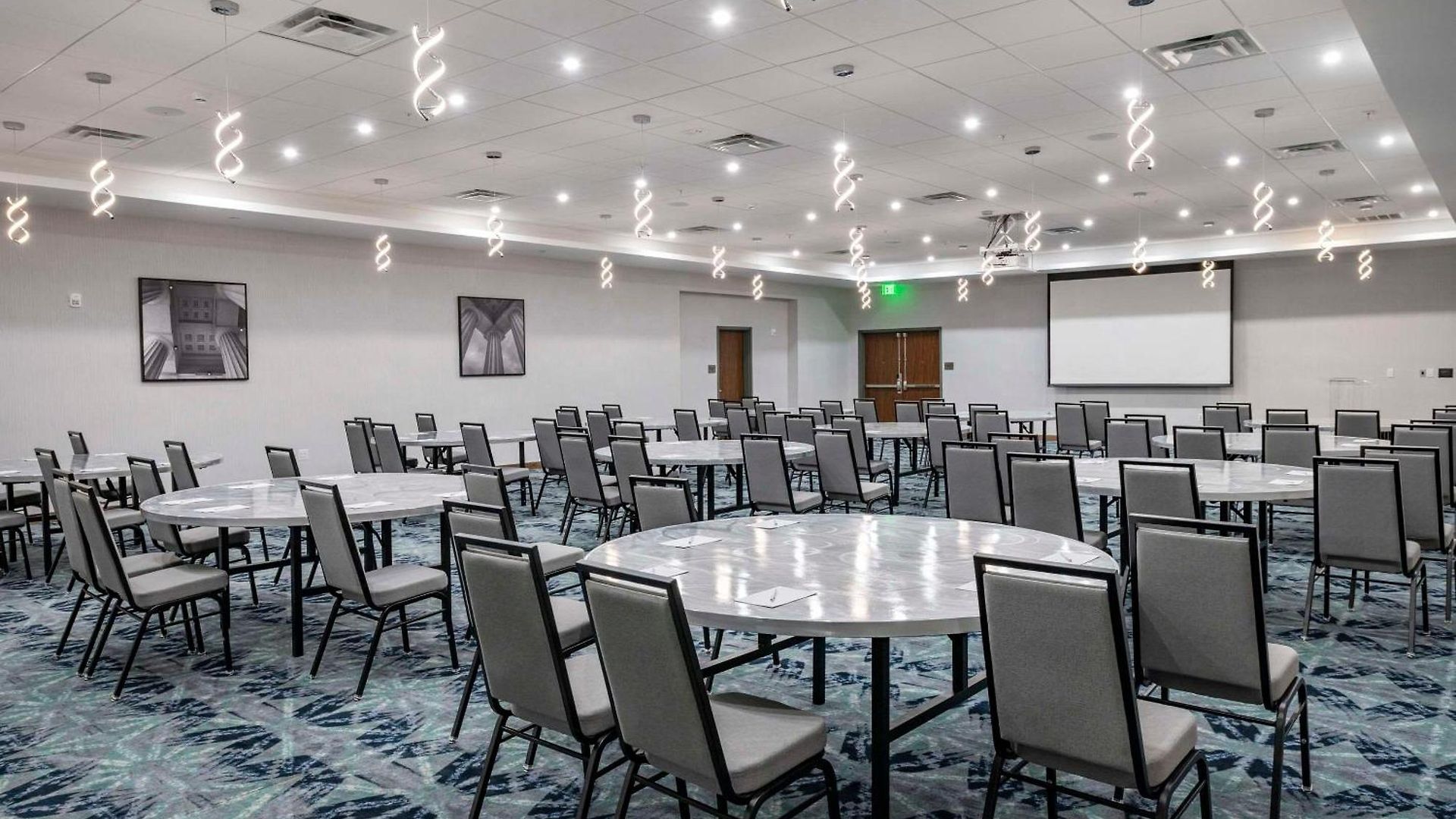 Cambria Airport Hotel 5*