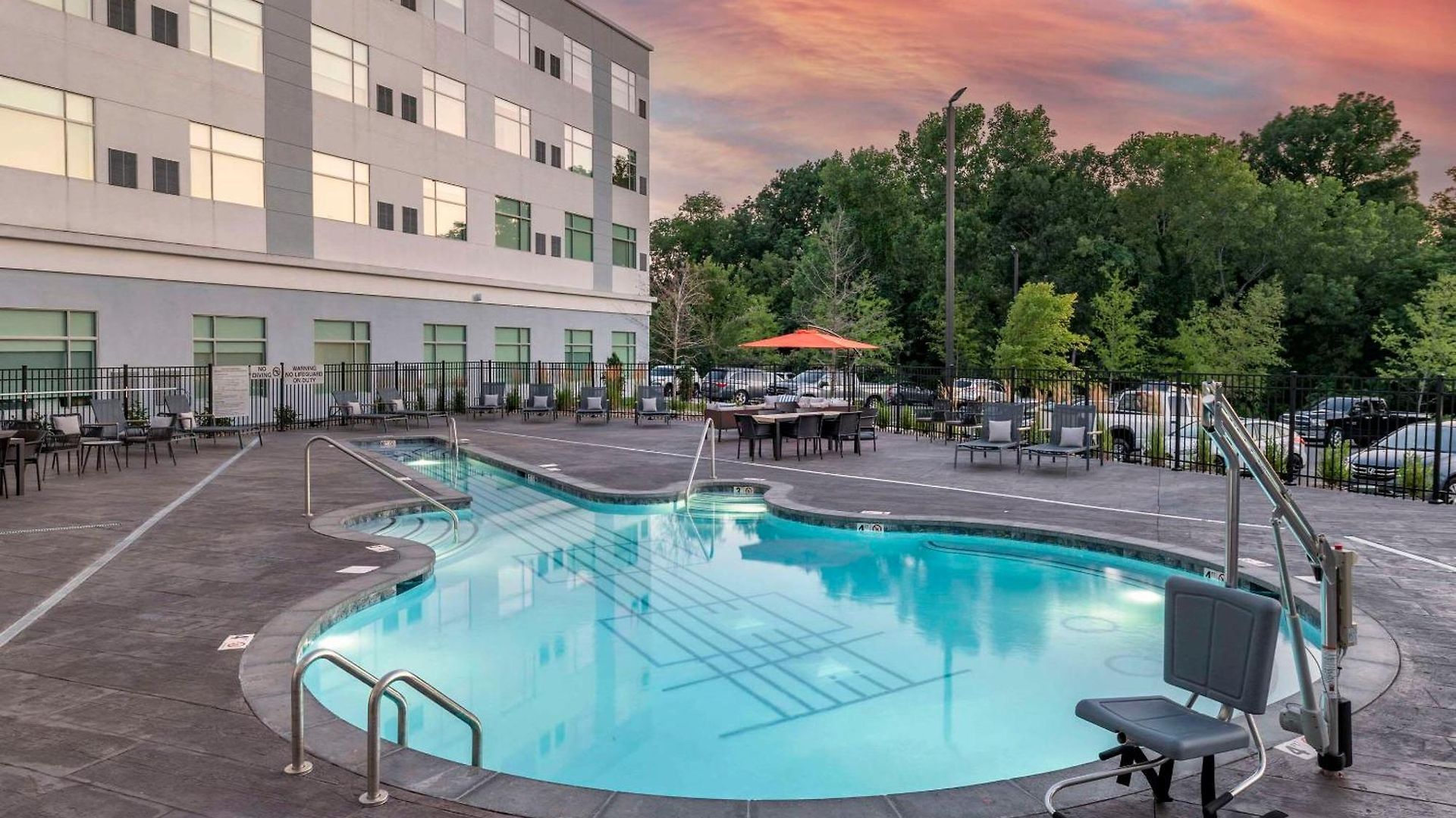 Cambria Airport Hotel 5*