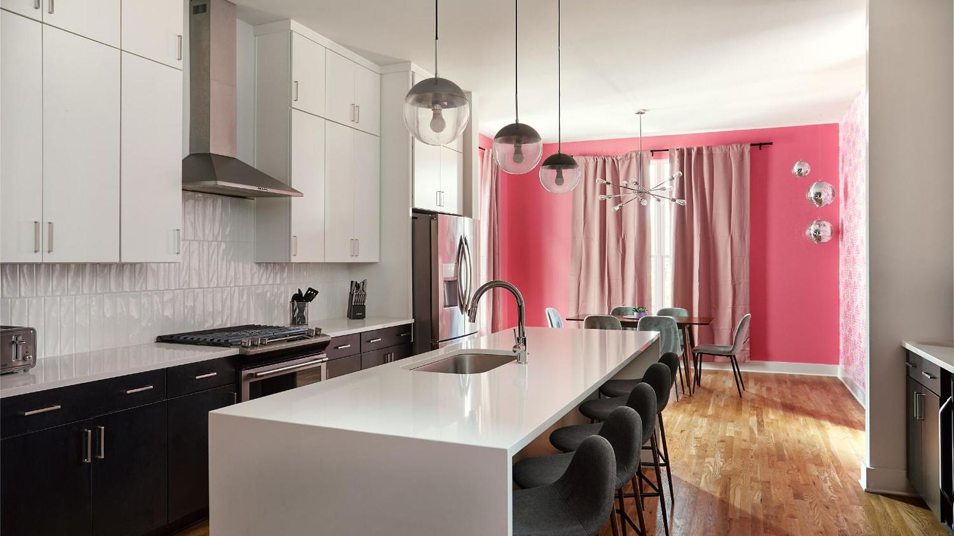 Ultimate Bach 10min To Dt Ig Walls Every Holiday home *