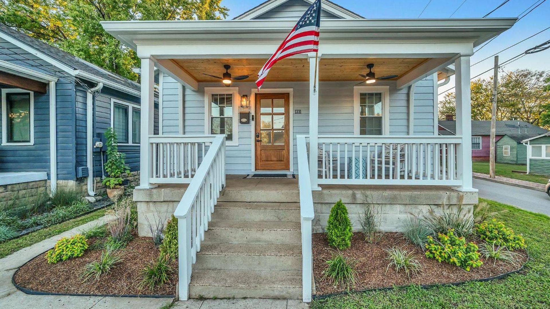 Fully Furnished With Deck Near Center Holiday home