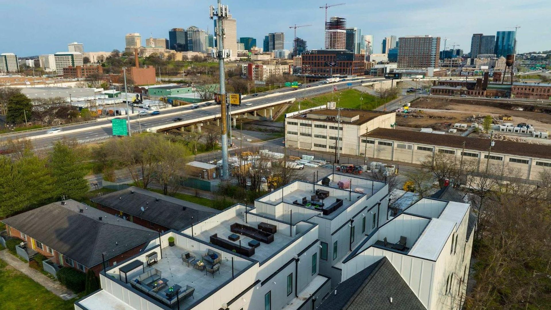 Holiday home Stylish 4bed Retreat With Rooftop, Garage, Peloton, Sleeps 12, Fire Table, Gourmet Kitchen, Cozy Living Space, Dedicated Parking, Near Distilleries, Marathon Village And Nightlife, Chic Skyline Views, 24 Hour Hospitality Nashville