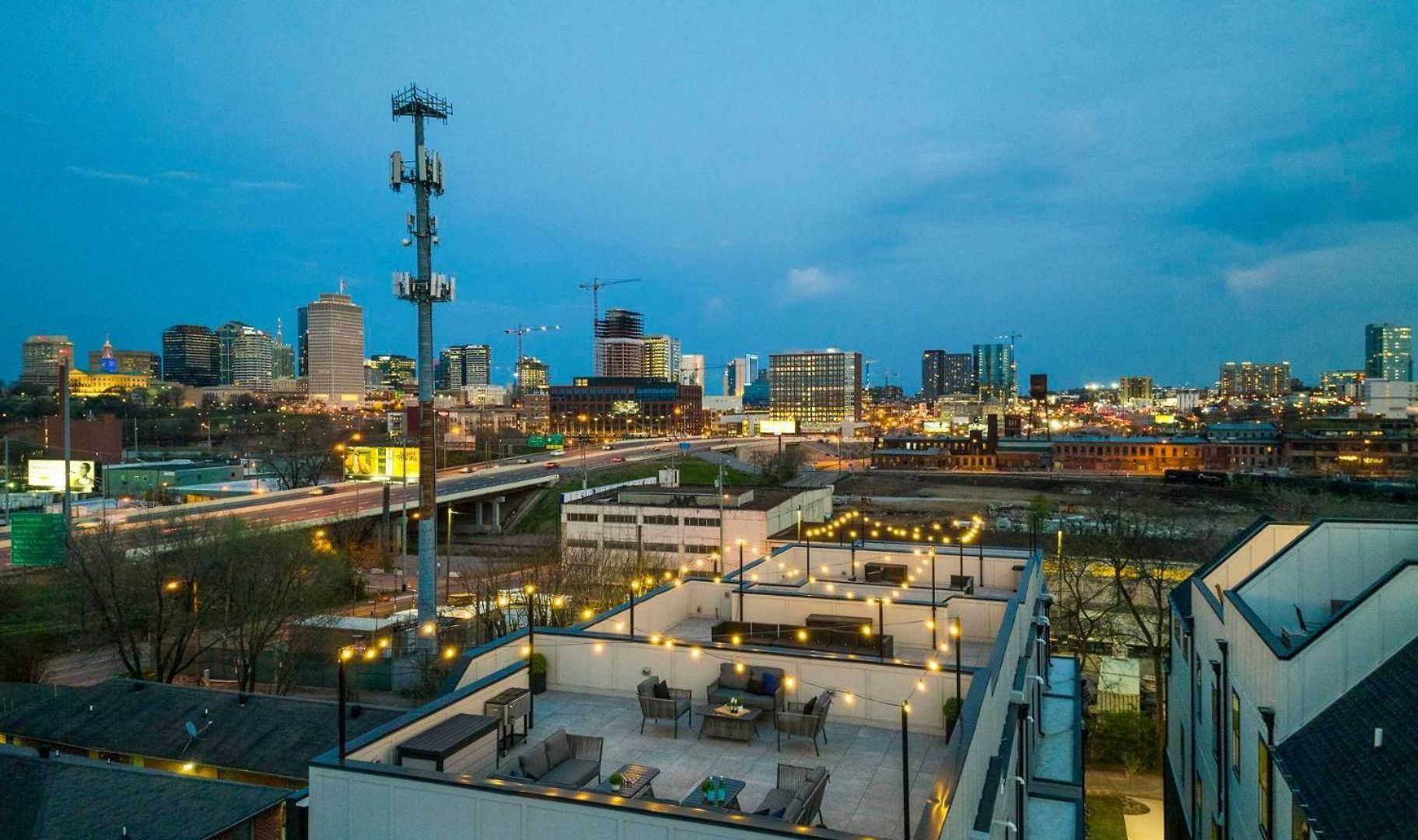Stylish 4 Bed, Skyline Views From Rooftop, Garage , Gourmet Kitchen, Cozy Living Space, Dedicated Parking, Near Distilleries, Marathon Village & Nightlife, Chic Skyline Views, Great For Groups, 24 Hour Hospitality Holiday home Nashville