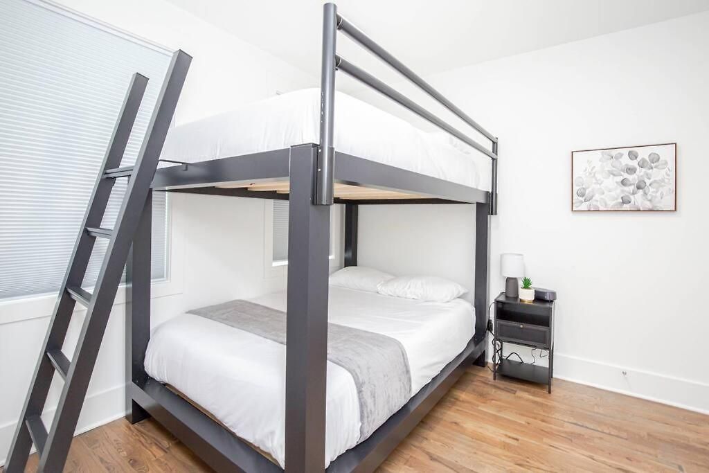 Spacious W Rooftop Deck And Mural! 10 Min 2 Dt Holiday home