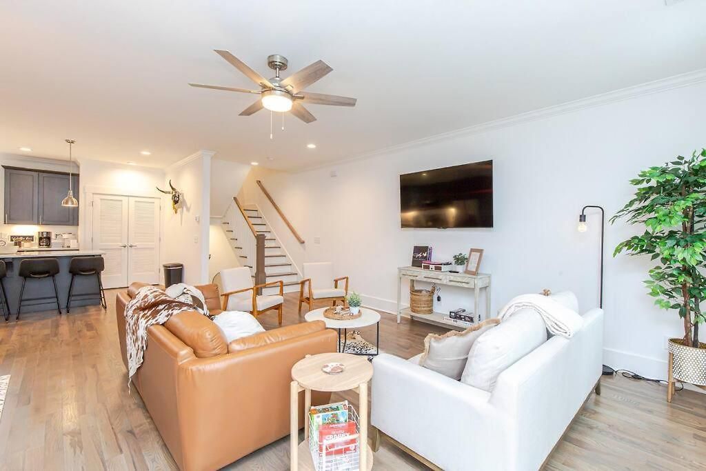 Spacious W Rooftop Deck And Mural! 10 Min 2 Dt Holiday home *