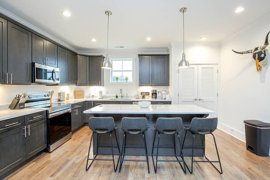 Spacious W Rooftop Deck And Mural! 10 Min 2 Dt Holiday home Nashville
