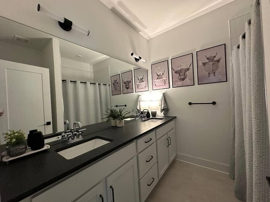 New! Beautiful Murals, Rooftop Deck & Karaoke! Holiday home *