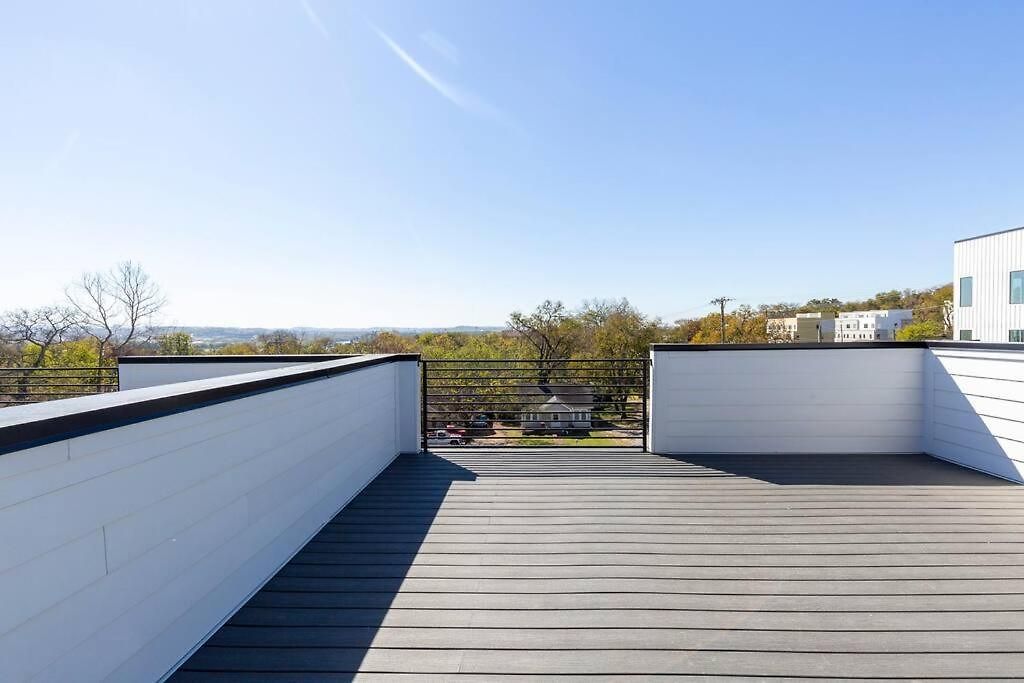 New! Beautiful Murals, Rooftop Deck & Karaoke! Nashville