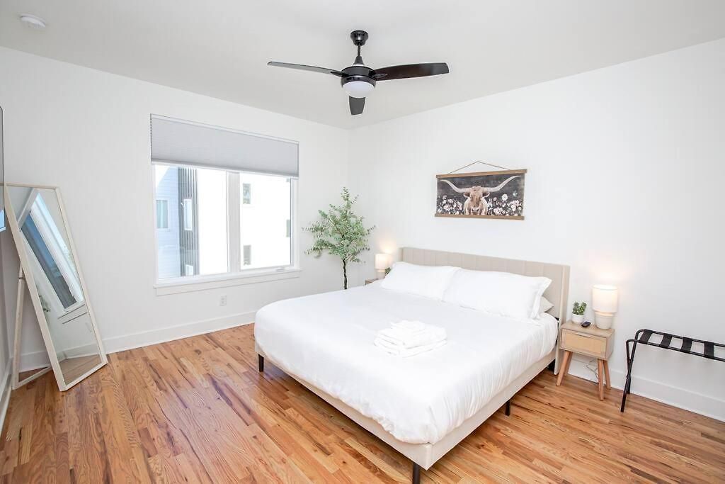 Holiday home New! Beautiful Murals, Rooftop Deck & Karaoke! *