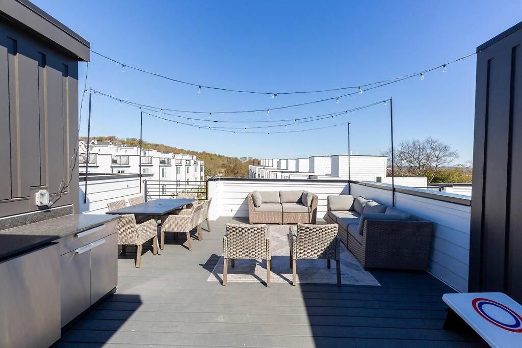 New! Beautiful Murals, Rooftop Deck & Karaoke! *
