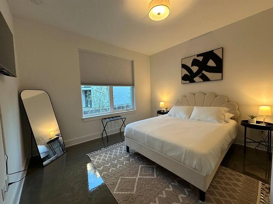 New! Beautiful Murals, Rooftop Deck & Karaoke! Holiday home Nashville