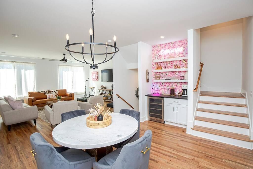 Holiday home New! Beautiful Murals, Rooftop Deck & Karaoke!