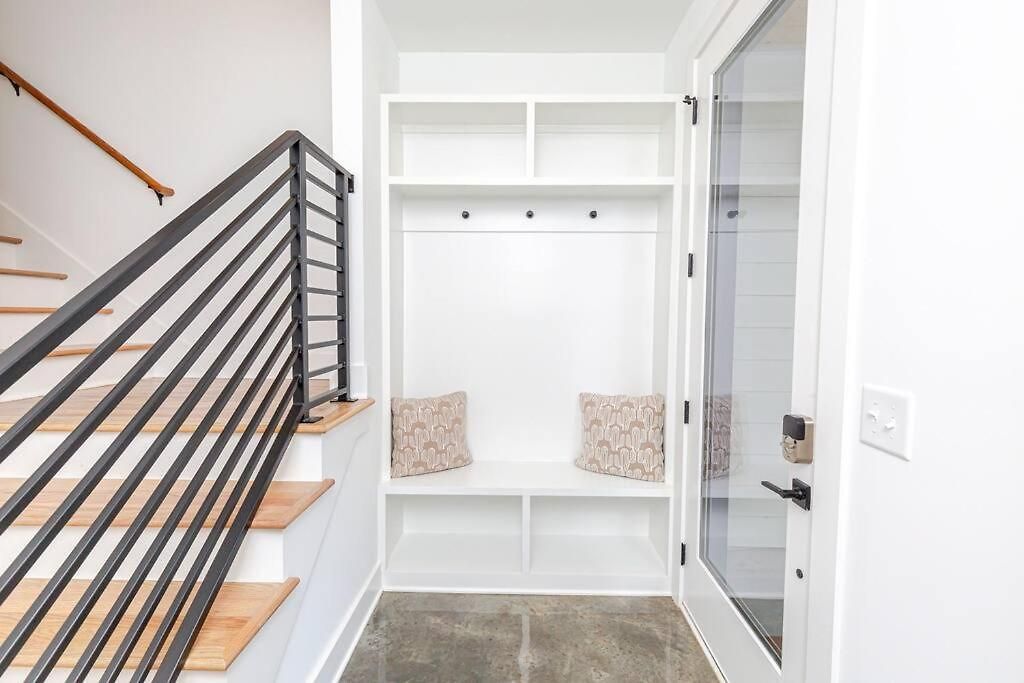 New! Beautiful Murals, Rooftop Deck & Karaoke! Holiday home *